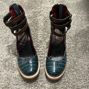 Freebird by Steven RANDI. Size 7. Turquoise croco design/color.